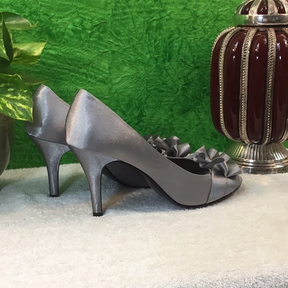 💥”HP”💥💍TOUCH OF Nina” Silver Heels - Picture 4 of 6